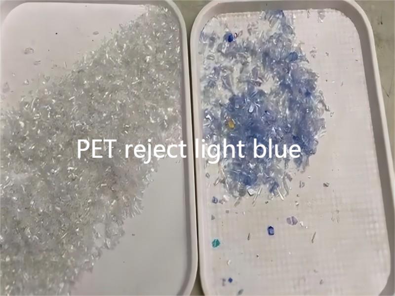 Переработка пластиковых хлопьев для домашних животных удаляет голубые хлопья