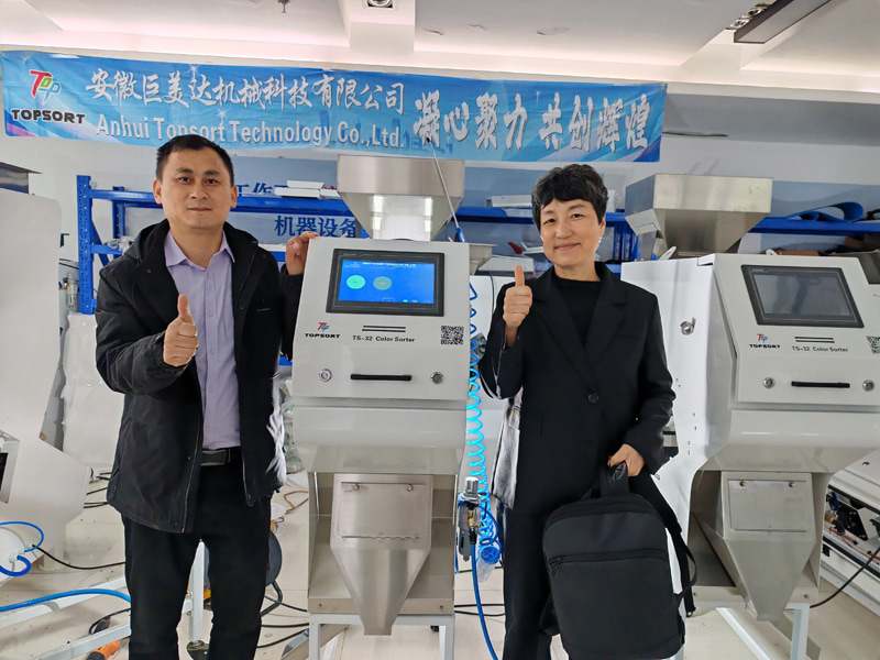 Мы приветствуем корейских клиентов на заводе для тестирования сортировщика кунжута по цвету.